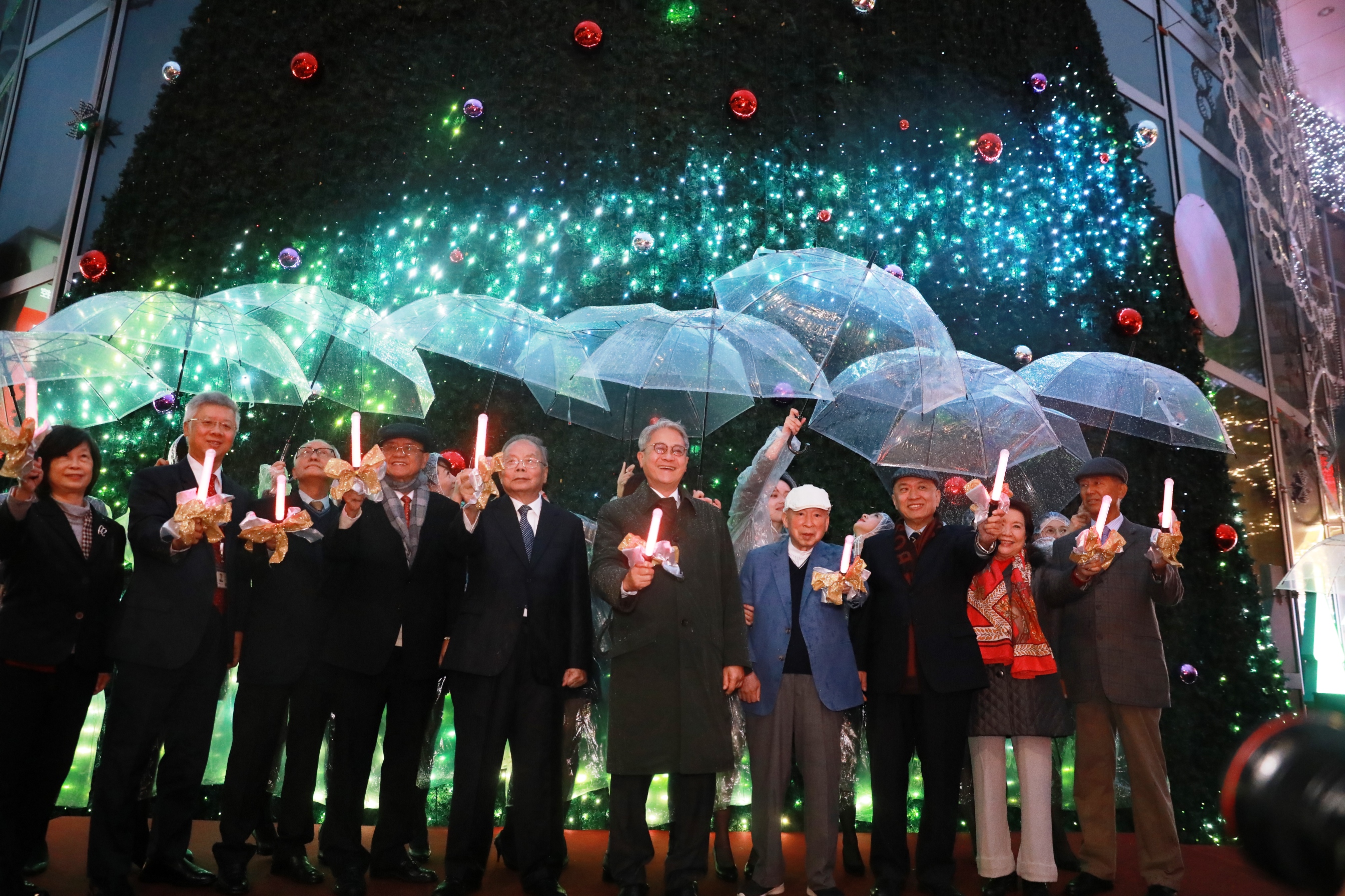 20191206_台新金控聖誕點燈 亮麗燈飾助民眾表愛傳祝福_新聞照片1