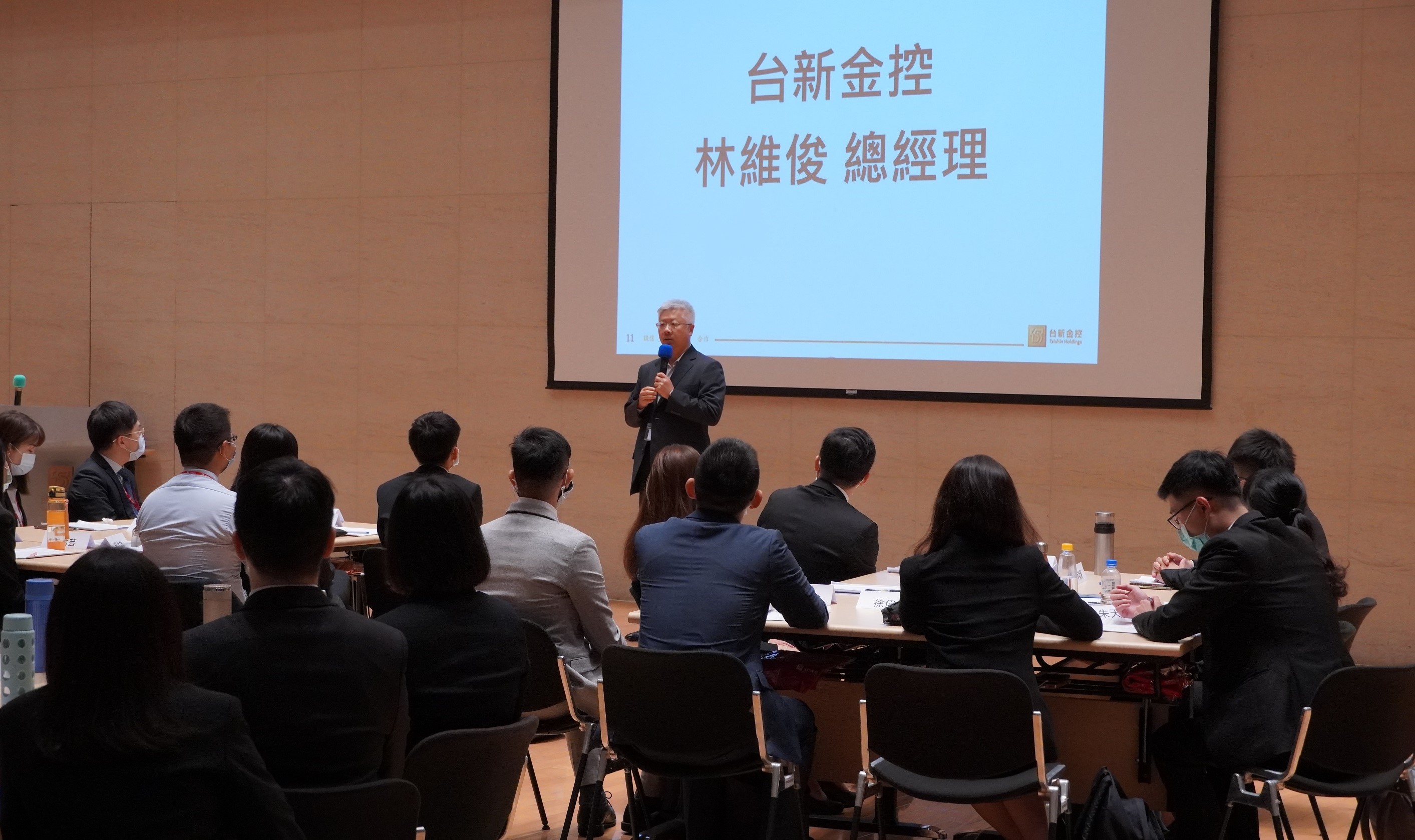 台新金控今年錄取的儲備菁英(MA)於昨(13)日報到並展開新人訓練,台新金控總經理林維俊親自主持開訓儀式。
