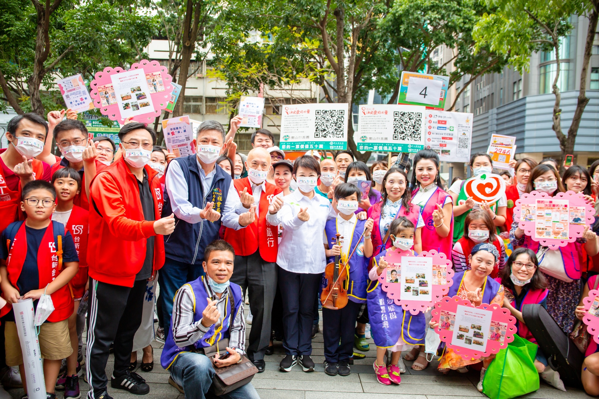 20201117_台中市長盧秀燕力挺在地社福 邀民眾做公益 「您的一票，決定愛的力量」快閃促票席捲中台灣_新聞照片1