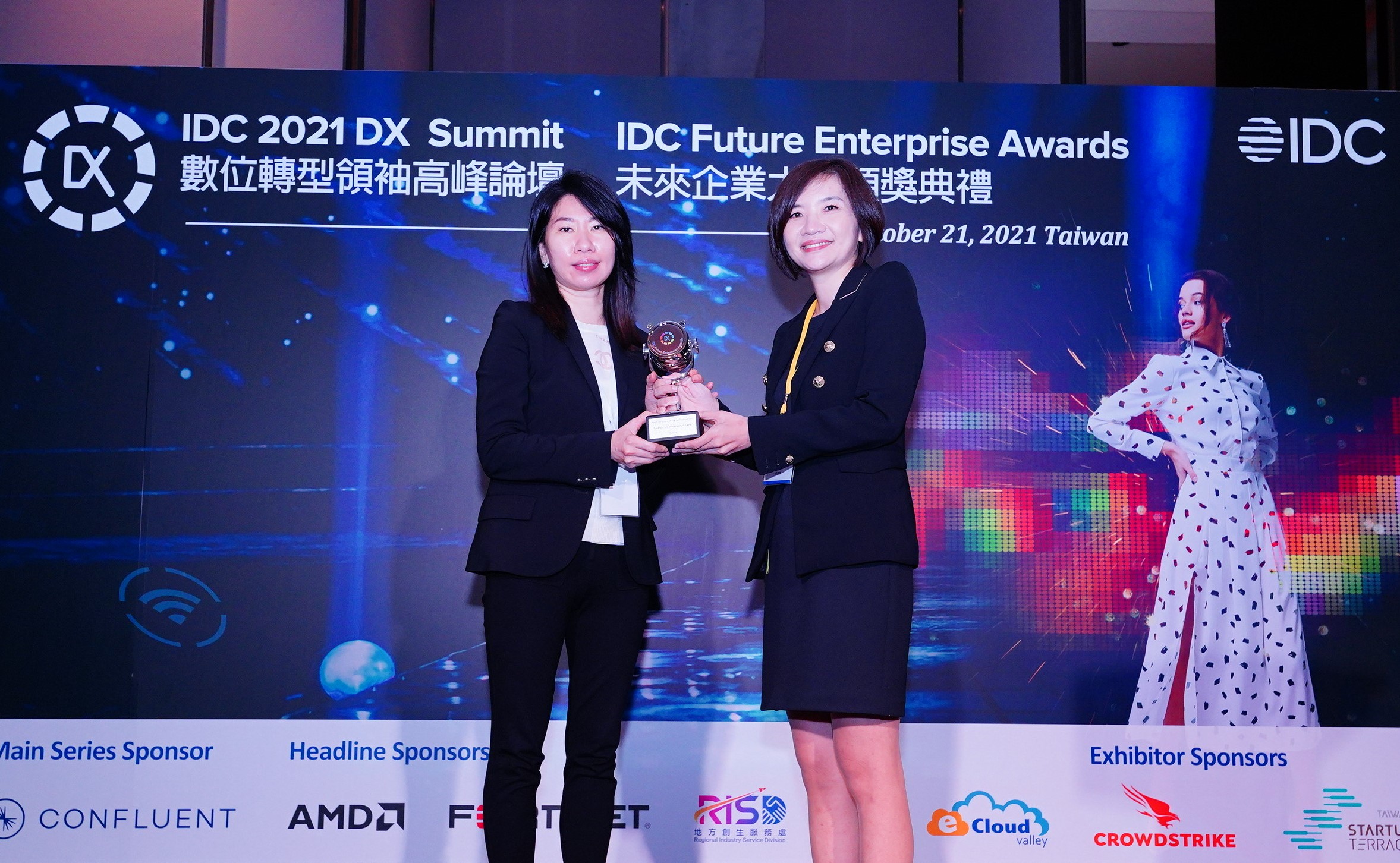 20211028_台新手付APP 手機就是刷卡機 台新銀摘IDC數位創新技術大獎_新聞圖片